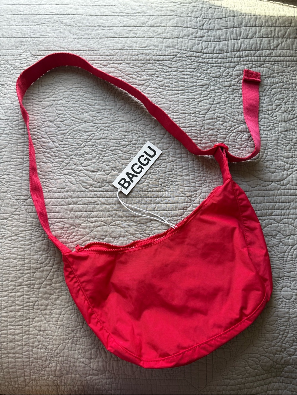 Baggu Medium Crescent- Candy Apple w/ Red Strap